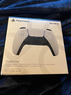 Ändast kartong till ps5 kontroll - Kartong från ps5 kontroll kan vara bra att ha om man vill sälja sin då den tappar värde om man inte har en kartong.