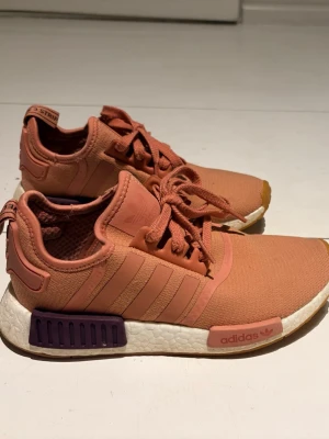 Adidas NMD R1 rosa sneakers - Endast använt dom 2 gånger men passar tyvärr inte mina fötter. . Köptes för 1450kr