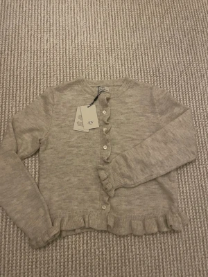 Ljus beige volangkofta från JDY - Sprillans ny kofta med prislapp på, original pris 429 men säljer mcyet billigare 