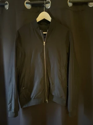 Svart J Lindeberg jacka  - Tjenaret! Säljer nu enStilren svart bomberjacka från j Lindeberg i storlek S! Sitter bra på mig som är ca 170! Inga deftekter mycket bra skick! Nypris= ca 2000 vårt pris= 559🤩. Hör av dig vid minsta fundering MVH premium fashion 🤩