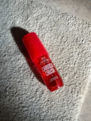Sol de Janeiro Carioca Crush parfym - Body mist från Sol de Janeiro Carioca Crush. Perfekt för dig som gillar söta och fruktiga dofter. Använd några gånger se bild 2. Finns ej att köpa längre!
