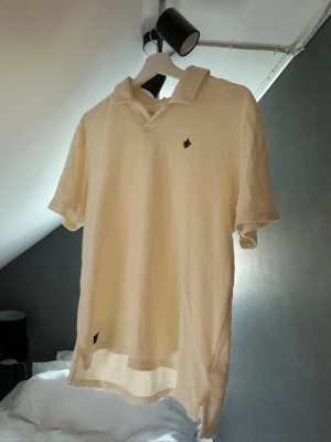 Moria piké - Säljer en Delon terry shirt från Morris!! Använd men ändå bra skick! Skriv om fler bilder eller andra frågor!🎩