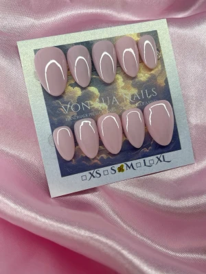 BabyPink (M);Short Almond - Säljer ett set handgjorda press-on naglar i en snygg ljusrosa nyans. Naglarna har en glansig finish och en elegant kort almondform som ger ett trendigt och stilrent intryck. Perfekt för dig som vill ha snygga naglar snabbt och enkelt.M: 16 mm, 12 mm, 12,5 mm, 11,5 mm, 10 mm