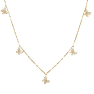 Guldhalsband med fjärilshängen - Snyggt halsband som är guldpläterad med fem små fjärilshängen dekorerade med gnistrande stenar. Kedjan är tunn och elegant, perfekt för att ge en extra touch till din outfit. Fjärilarna ger ett lekfullt och en söt touch