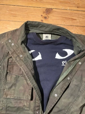 Mörkblå sweatshirt från Comme des garcons - Säljer nu en riktigt fet tröja från Commes de garcon p.g.a att jag tyvär växt ut den.Det fins inga defekter med tröjan,hör av er efter minsta lilla fråga