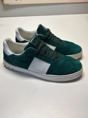 Valentino flycrew - Säljer nu mina flycrews. Dom har tappat två nitar på högra skon. Utifrån det är dom i väldigt fint skick, skulle säga 8/10. Den ända defekten är nån liten fläck på tån från förra ägaren som knappt syns. Kartong, kort och dustbag medföljer. Hör av er vid frågor eller funderingar!✌🏼