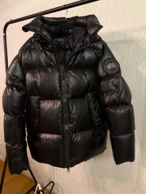 Canada Goose - black label puffer - Säljer en svart pufferjacka från Goose. Jackan är i storlek L men passar fint M eventuellt som större S.  Pris kan diskuteras, tveka ej att skriva vid frågor!