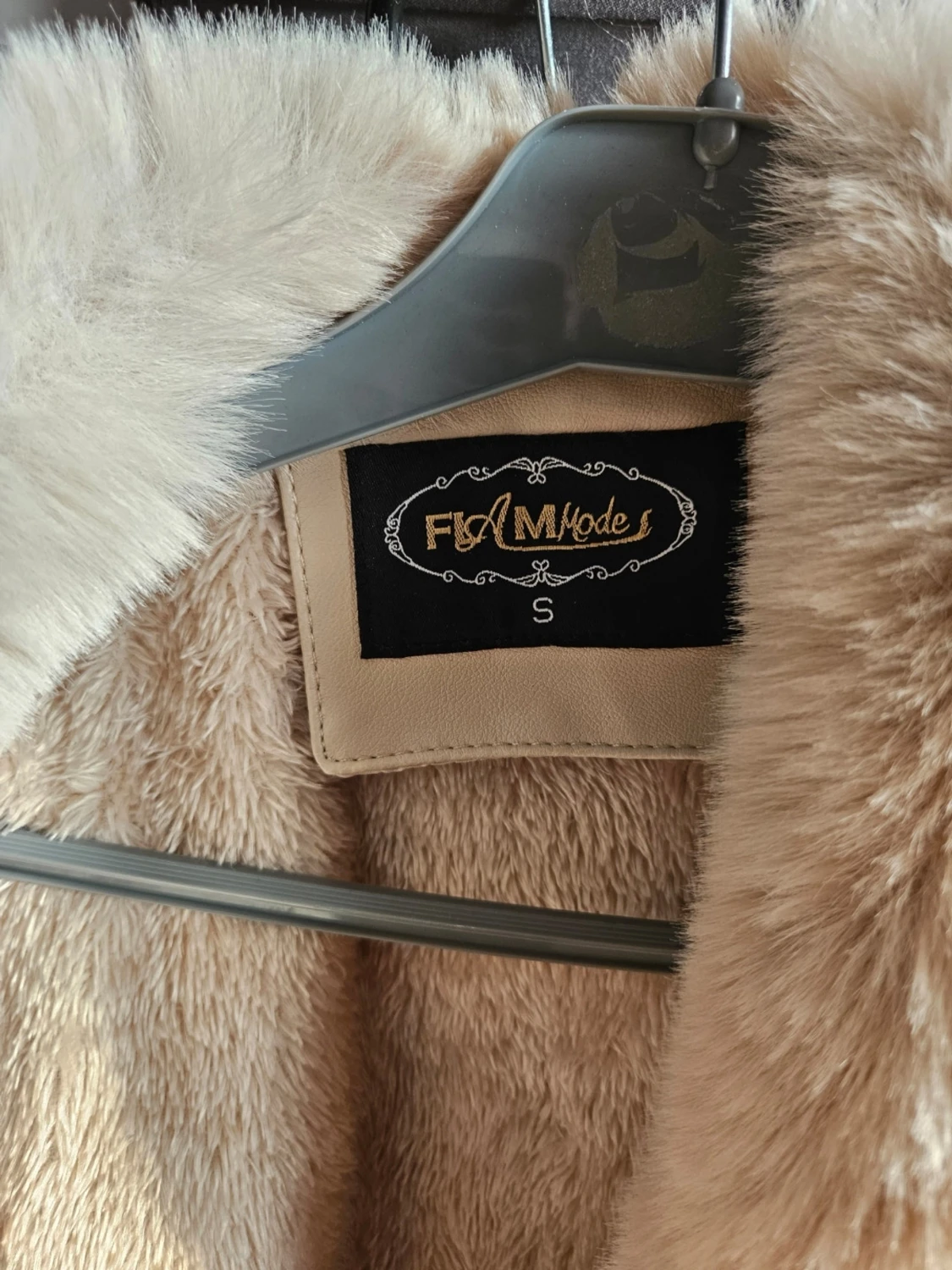 Beige fuskpäls-kappa från Profimod - 3