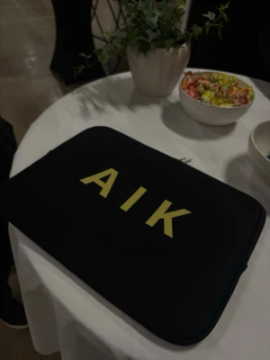 Svart AIK datorfodral - Snyggt svart datorfodral med stora gula AIK-bokstäver på framsidan. Fodralet är mjukt och smidigt, perfekt för att skydda din dator. Priset går att diskutera och de bara höra av sig vid frågor eller funderingar💛🖤