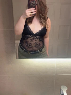 Spetsbody - Spetsbody från hm, använd två gånger, lappen avklippt men storlek m