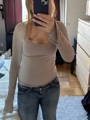 Beige figurnära  topp S Gina tricot  - Beige figurnära topp från Gina Tricot i storlek S.    Perfekt basic topp som passar till jeans Fint skick och sparsamt använd.   Säljs eftersom den inte kommer till användning längre.  Kan skicka fler bilder vid intresse. Paketpris finns vid köp av flera plagg.