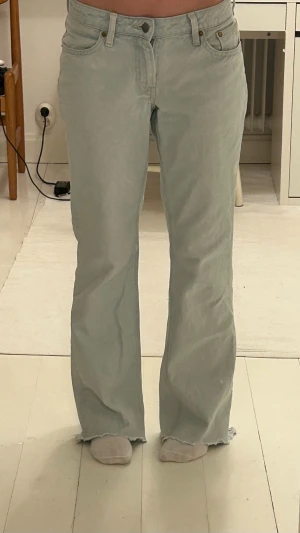 Skitsnygga jeans! - Jättesnygga jeans från hm storlek 36. De har några små vita fläckar som man kan se på andra bilden. Men inget man tänker på särskilt mycket!