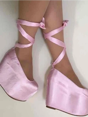 Rosa platåpumps med satinband YRU ballet bae platåskor 39 - Unika rosa platåpumps med breda klackar och satinband som knyts runt ankeln. Skorna har en blank satinfinish och en riktigt hög platåsula som ger ett coolt och iögonfallande uttryck. Perfekt för dig som vill sticka ut och gillar statementskor.