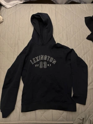 Hoodie - Säljer nu en blå lexington hoodie knappt andvänd, hör av dig om du har fler frågor, pris kan diskuteras 