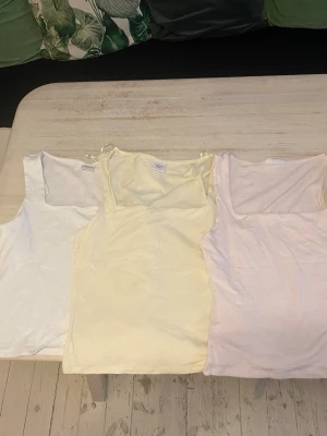 Tre baslinnen i pastellfärger - Rosa och gula är helt oanvända, vita är använd lite grann och har ett litet hål i ryggen. Därav priset. Säljs i pack, alltså går det inte att köpa separat. Hör av er vid frågor.