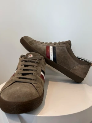 Moncler Skor Brun Mocka - Säljer ett par schyssta mocka skor från moncler i brunt | ingen låda/dustbag tillkommer därav effekterat pris | ≈ 6000kr uppåt nypris | skriv gärna vid minsta fundering 🙌 