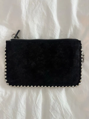 zara väska - säljer min zara väska då den inte kommer till användning längre! knappast använd o ser som ny ut, kom gärna med prisförslag 