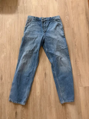 Carhartt WIP jeans  - Carhartt WIP ”Simple pant” jeans i storleken 30/32. Baggy passform. Ny skick, knappt använda.