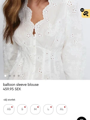 söker!!! vit ballongblus från gina tricot! - söker i storlek XS!! kontakta om ni vill sälja! kan tänka mig betala runt 400-500 ish!