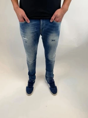 Dondup Jeans George  - Dondup Jeans George! Trendigaste jeansen på marknaden.  Ny pris= 4000 kr Säljs för= 1099 kr (Modellen har original slitningar från fabrik vilket är väldigt eftertraktat och populärt) 