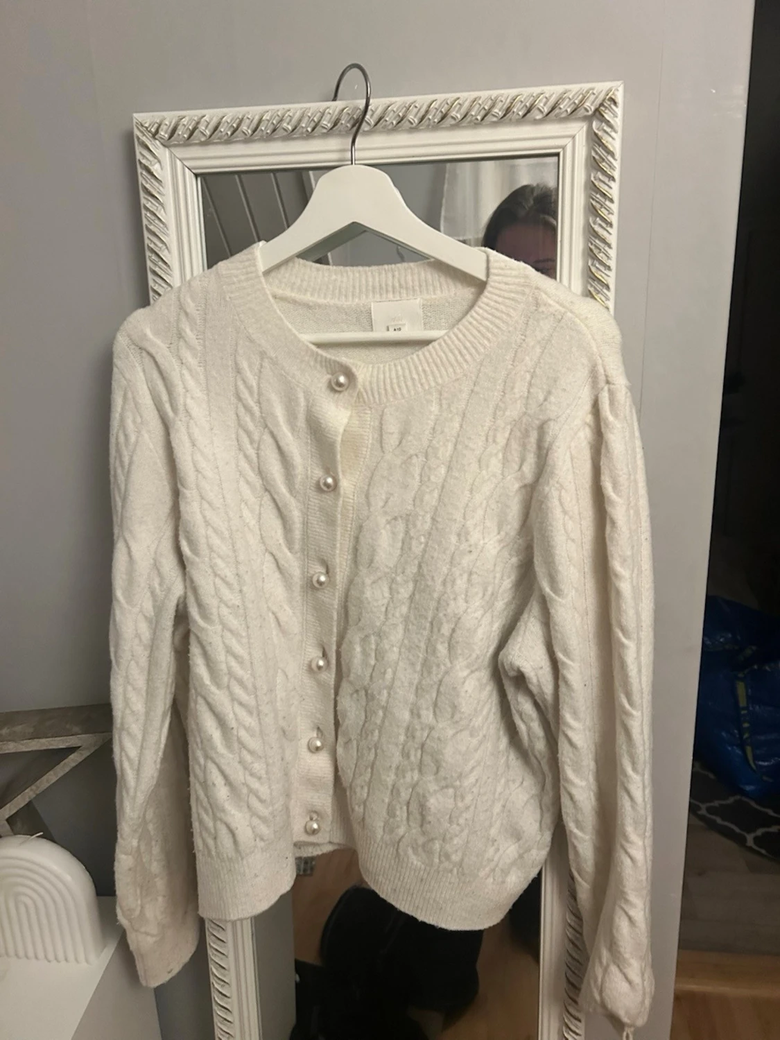 Vit kabelstickad kofta med pärlknappar