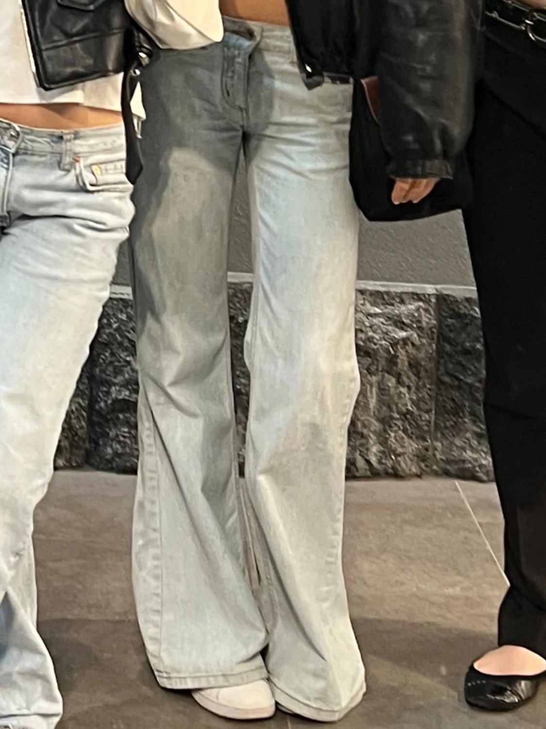 Ljusblåa utsvängda jeans - 2