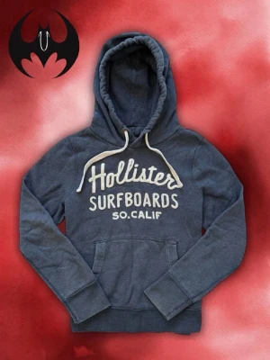 Vintage Hollister Hoodie - Säljer denna sällsynta Hollister hoodie | Mycket bra skick | size S | Längd: 60cm Bröstvidd: 52cm Armlängd: 62cm | Lägg endast bud med avsikt att köpa nu, inga fördröjning! Pris är inte hugget i sten!