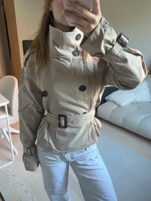 Beige kort trenchcoat med bälte - Virala trenchcoaten, perfekt för våren! 🤗