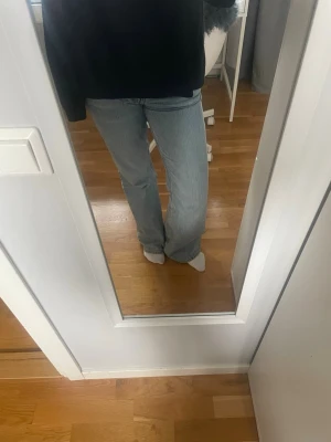 Ljusblå raka jeans - Säljer ett par ljusblå jeans med bootcug passform och låg midja. Jeansen har hyfsat nya och från weekday.
