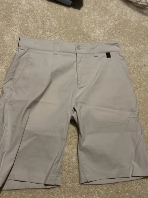 Vita shorts från Peak Performance - Snygga vita shorts från Peak Performance med klassisk design och diskret logga ovanför bakfickan. Shortsen har elastisk midja och är tillverkade i ett mjukt och slitstarkt material som passar perfekt till sommaren.