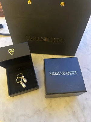 Maria Nilsdotter örhängen - Superfina silvriga örhängen med pärlor från Maria Nilsdotter. Priset är för båda🩵🩵