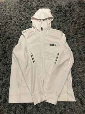 Hugo boss kofta  - Säljer en näst intill orörd hugo boss kofta kan även användas som vindjacka vid lite varmare dagar, perfekt för våren och riktig snygg 