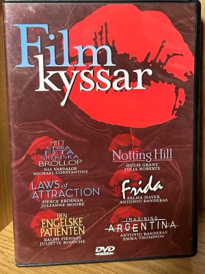 Filmkyssar DVD-box med 6 filmer - En DVD-box med titeln 'Filmkyssar' som innehåller sex romantiska filmer: Mitt stora feta grekiska bröllop, Notting Hill, Laws of Attraction, Frida, Den engelske patienten och Imagining Argentina. Omslaget är rött med en stor kyssmun och filmlogotyper.