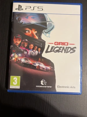 GRID Legends till PS5 - GRID Legends till PlayStation 5 är ett racingspel med snyggt omslag i blå plastfodral. Spelet bjuder på intensiva bilrace, storyläge och multiplayer. Utvecklat av Codemasters och publicerat av Electronic Arts. Omslaget har färgstarka bilar och racingförare.