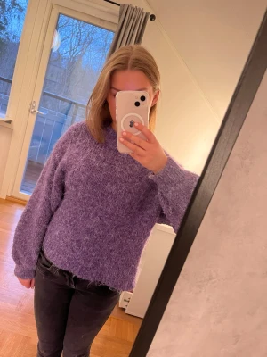 Lila fluffig stickad tröja - Jättefin stickad tröja från ginatricot. Den är jätteskön, knappt använd och i bra skick.