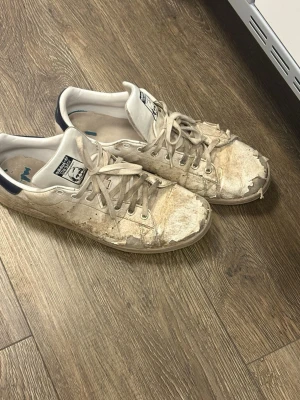 Oddving-skor - Överdraget: gulgrå skabb som lossnar i variga skorpor med ftta-svett & pngflagor. Sulorna: slemmig kndomhinna, glider som hal kk i kisshink. Insidan: luktar hra som runkat byggjobbare, pissat & bajsat ner sig i 3 dygn – ammoniak, jäst svamp, sprma & rutten mens. Tån: uppäten gapande sårkant som vätskar var-sp*rma. Färg: diarré-bajs-beige med bajs-krustor & sprutande mögel. Aldrig tvättade. Perfekt om du hatar fötter & vill sprida k*önssjukdom. Hämta i mörker. Ta med spyhink.