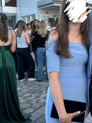 Ljusblå offshoulder långklänning - Säljer en blå balklänning som endast använts en gång på bal. Klänningen är i väldigt fint skick utan fläckar eller skador. Elegant och bekväm, passar perfekt till bal eller andra festliga tillfällen. 💙