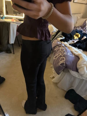 Svarta bootcut kostymbyxor - Säljer ett par svarta bootcut kostymbyxor ifrån Gina Tricot, strl xs💞💞 