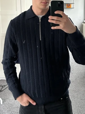 Stickad tröja  - Snygg pikétröja i stickat mjukt material från Samsoe Samsoe. Storlek M. Sparsamt använd. 