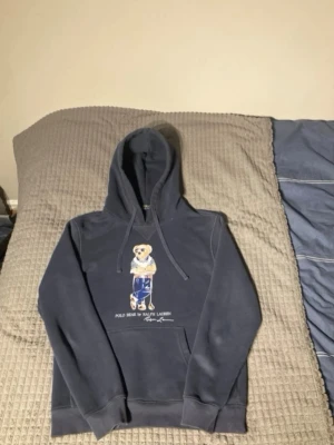 Polo Bear Ralph Lauren Hoodie - Säljer en riktigt schysst Polp Bear Ralph Lauren Hoodie i mycket bra skick, storlek M, passar bra som lite mer oversize S. Priset går att diskutera!