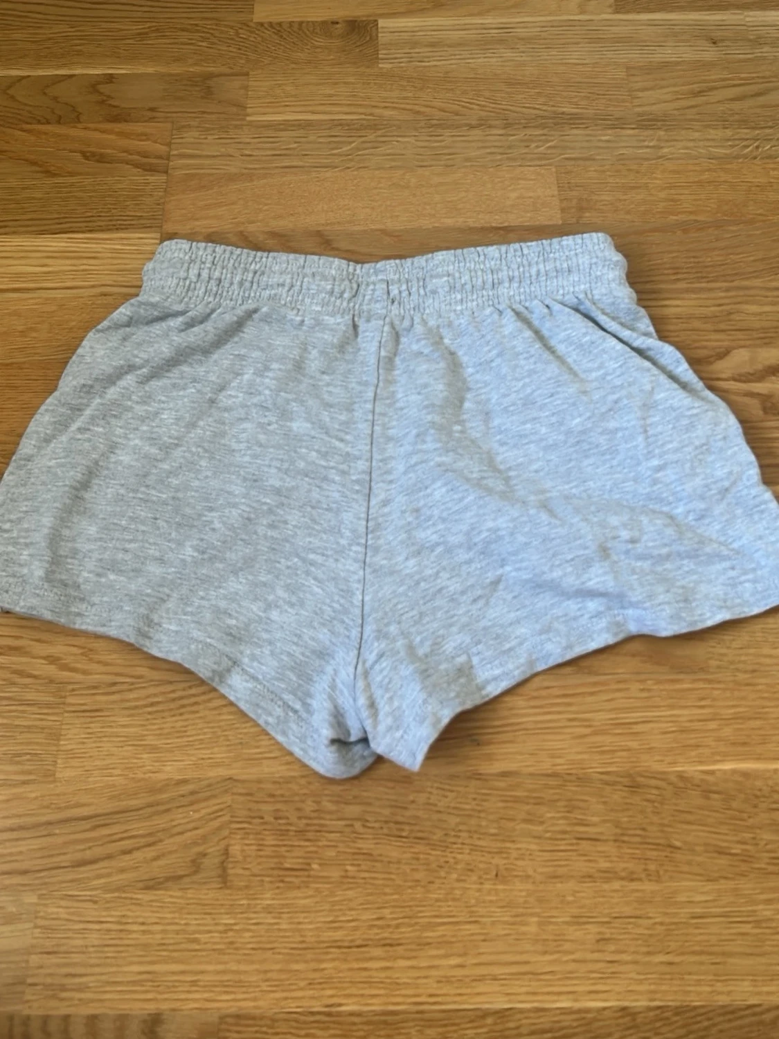 Grå mjuka shorts med snörning - 1