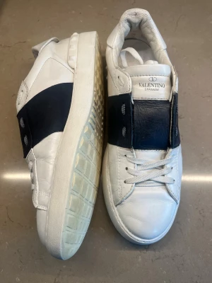 Valentino Open - Säljer ett par exklusiva sneakers från Valentino Garavani. Skorna levereras i originalkartong och med två vita tygpåsar med logga. Perfekta för dig som vill ha något lyxigt och stilrent från ett välkänt designerbrand. Säljer på grund av att dem var för små för mig. Bra skick men inte helt nya. (Pris går att diskutera)