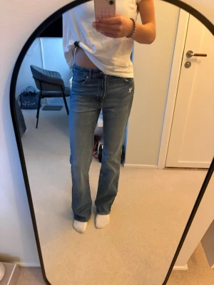 Blå bootcut jeans  - Säljer ett par klassiska blå bootcut jeans med hög midja🥰