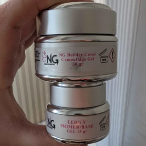 Nagelgiganten Pink gel + Primer Gel (paket) - Två burkar nagelgel från NG: en Builder Cover Camouflage Gel (30 gr) i rosa nyans och en LED/UV Primer/Base Gel (15 gr). Perfekt för att bygga och förstärka naglar med professionellt resultat. Gelerna kommer i silvriga burkar. Använda EN respektive 2 gånger. Nypris 274kr🌸 Går att köpas separat se andra annonser.