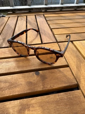 Bruna runda solglasögon i leopardmönster - Snygga solglasögon med runda bågar i brunt leopardmönster och bruna glas. Klassisk och trendig design som passar perfekt till sommaren. Bågarna är i plast och har en cool retrostil.