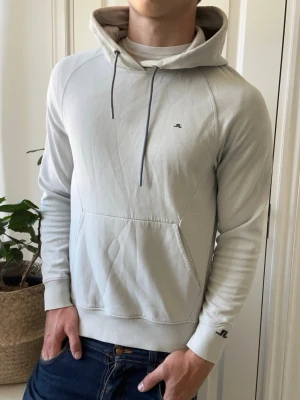 J.lindeberg hoodie  - J.lindeberg hoodie, Inga defekter förutom en liten fläck ! Modellen i bilderna är 180 cm 75 kg och bär Storlek S , Kom med frågor! 🌟 (Kan gå ned i pris vid köp av paket 😉) 