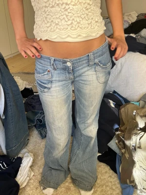 Jeans - Super snygga jeans men lite hål mellan benen men syns inte när man går, därpå priset ( enkelt att laga)