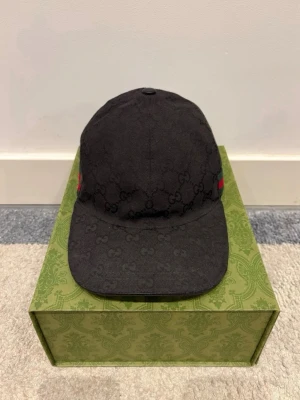 Svart keps från Gucci med GG-mönster - Snygg svart keps från Gucci, köpt från butik. Skriv vid frågor