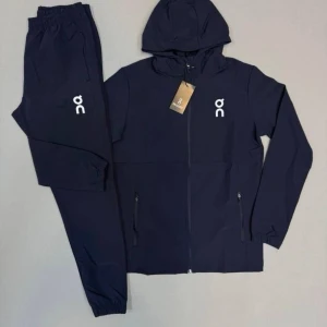On cloud trackie - En riktigt fet tracksuit, den är helt ny med tags och passar dig som är runt 180cm