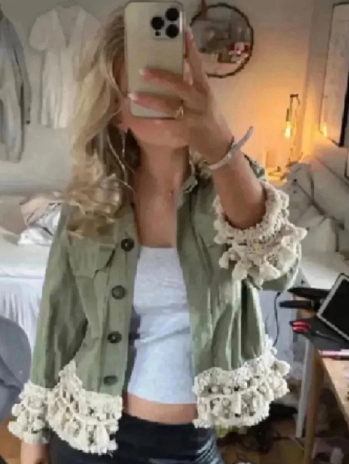 Grön jeansjacka med virkade detaljer - 1